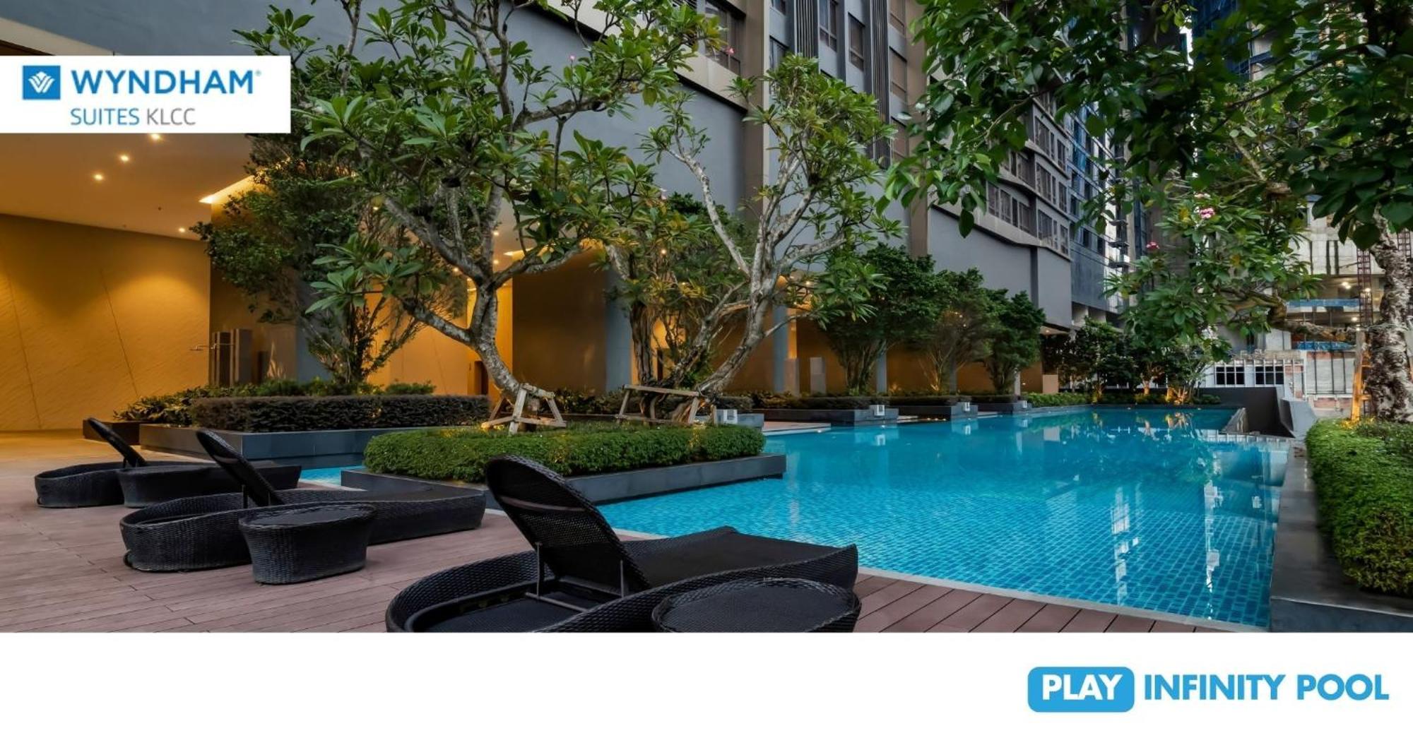 Wyndham Suites Klcc Куала-Лумпур Экстерьер фото The swimming pool at the 10th floor of the building