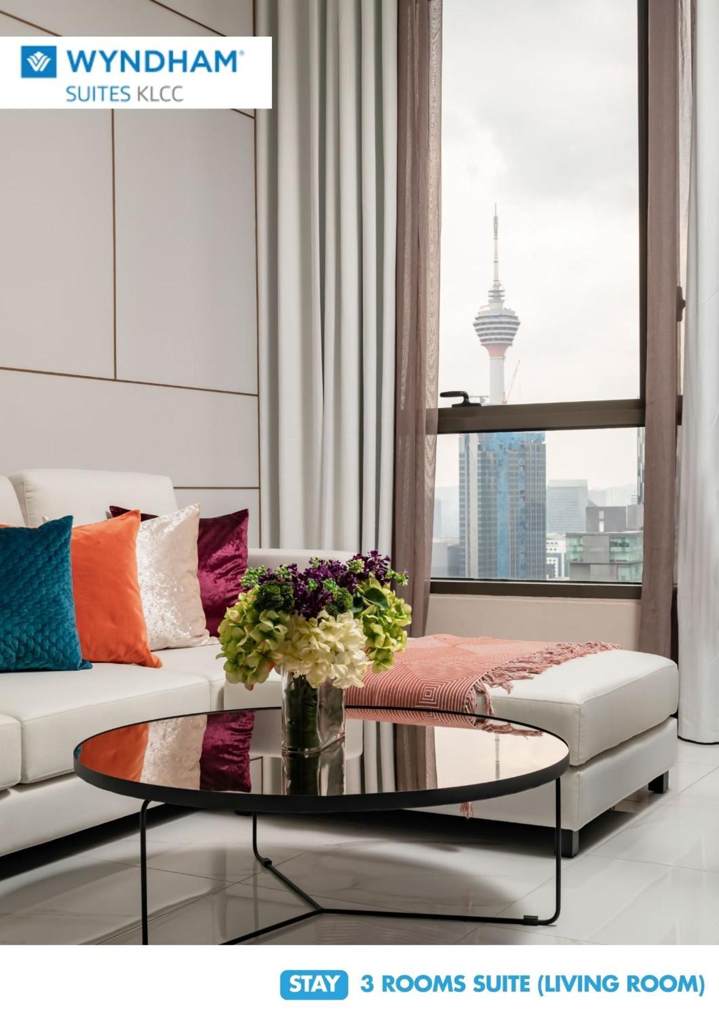 Wyndham Suites Klcc Куала-Лумпур Экстерьер фото The view of the Petronas Towers from the living room of a 3-bedroom condominium